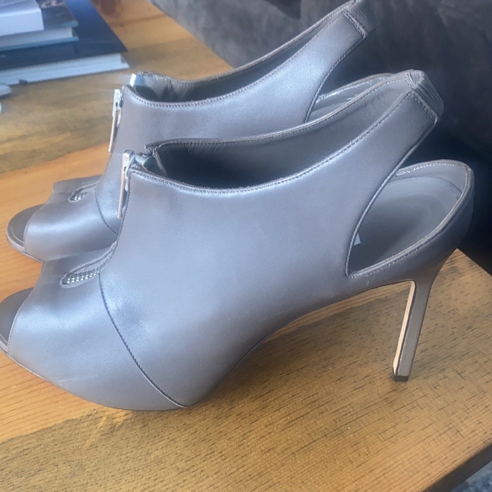 Manolo Blahnik heals in gorgeous gray color sz 41!